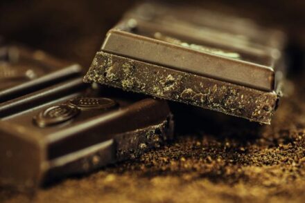 carré de chocolat noir en gros plan