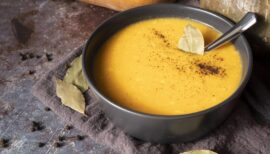 soupe aux légumes d'hiver dans un bol noir mat