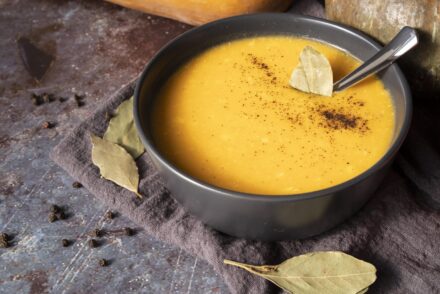 soupe aux légumes d'hiver dans un bol noir mat