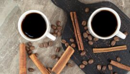 Tasses de café associées à des bâtons de cannelle
