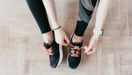 femme entrain de lacer ses chaussures de sport