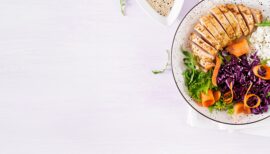 buddha bowl coloré avec du poulet, du riz et des légumes découpés