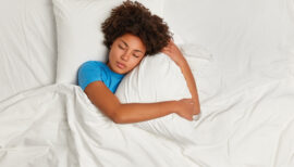femme en train de dormir en tee-shirt bleu