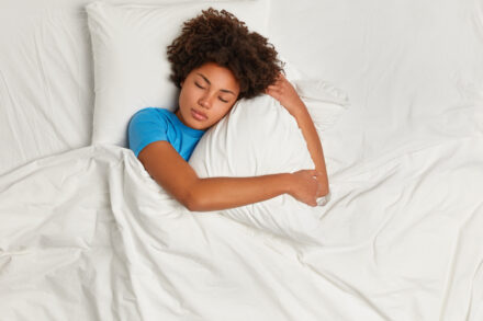 femme en train de dormir en tee-shirt bleu