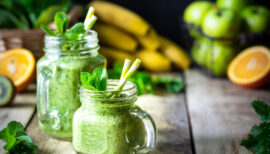 deux smoothies verts sains épinard, pomme, kiwi et menthe