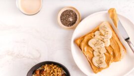 tartines healthy de beurre de cacahuètes et granola et banane