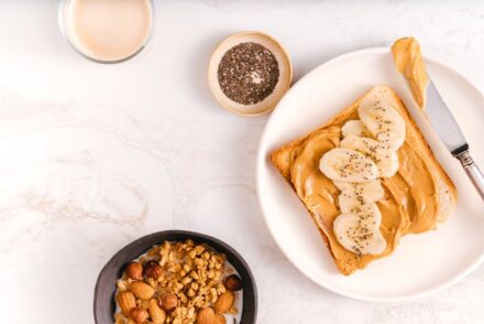 tartines healthy de beurre de cacahuètes et granola et banane