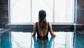 femme en train de se baigner dans un bain thermal en Suisse