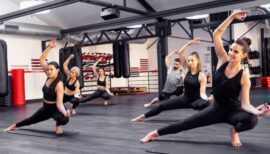 cours de Pilates ou de yoga en salle