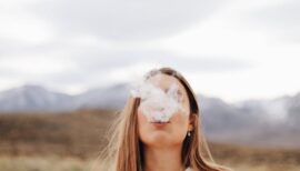 femme entrain de fumer