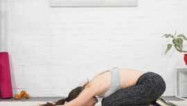 femme réalisant un étirement pour soulager un mal de dos