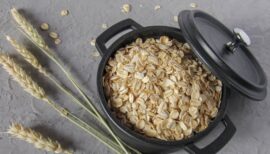 petite marmite emplie de flocons d'avoine