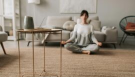 Femme détendue en train de faire une séance de yoga