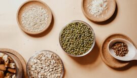 bols emplis de graines et pois, aliments riches en protéines végétales