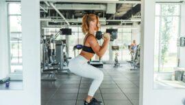 femme en salle de sport faisant des squats