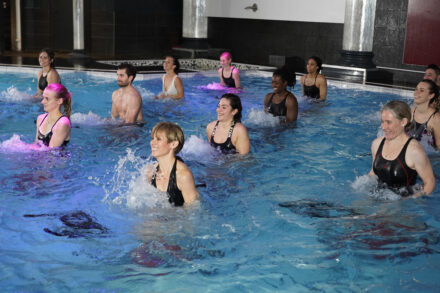 cours d'aquabiking dans une piscine