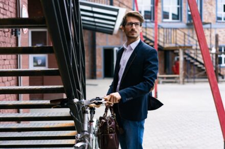 homme allant au travail en vélo
