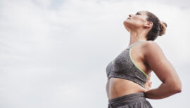 femme en plein exercice de cohérence cardiaque