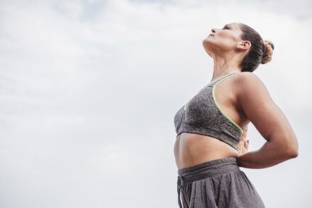 femme en plein exercice de cohérence cardiaque