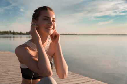 femme sportive prenant le soleil pour bronzer au naturel