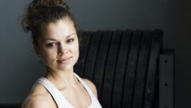 sportive en salle de sport après l'entraînement