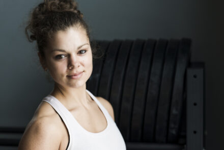 sportive en salle de sport après l'entraînement