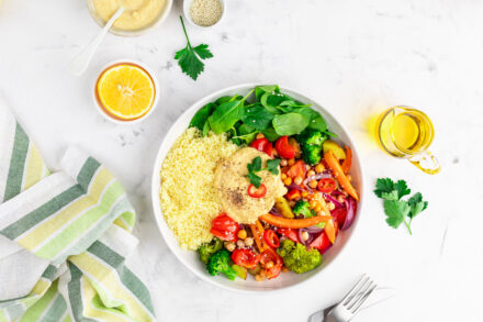 assiette de produits d'été et herbes