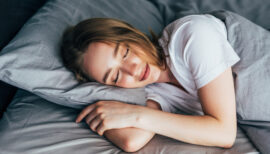 Femme en train de dormir dans son lit
