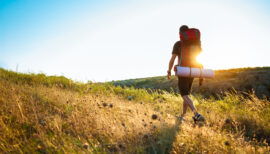 homme sportif randonnant en montagne