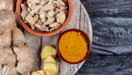 curcuma, gingembre sur une planche de bois