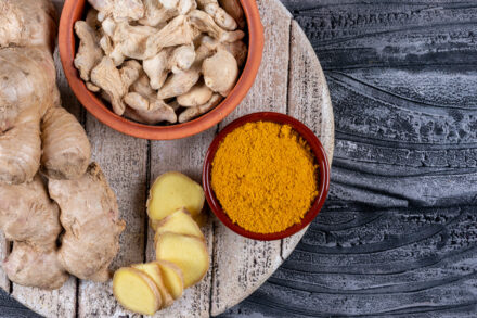 curcuma, gingembre sur une planche de bois