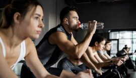 groupe de personnes qui font du vélo indoor