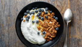 bol de skyr avec flocons d'avoine et myrtilles