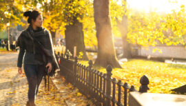 femme marchant après le repas