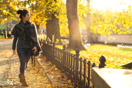femme marchant après le repas