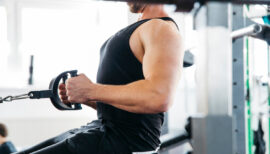 homme faisant de la musculation (tirage dos)