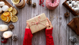 femme tendant un cadeau, on voit les bras