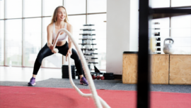 circuit training cardio d'une femme faisant du battle rope