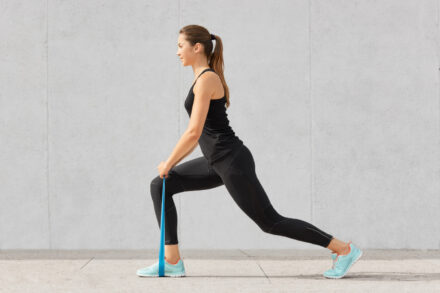 femme faisant des fentes
