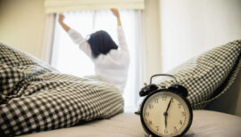 femme au réveil, prête à se lancer dans sa routine bien-être