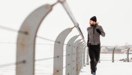 coureur en train de s'entraîner en hiver dans le froid