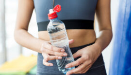 sportive tenant une bouteille d'eau pour éviter la rétention d'eau