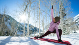 femme pratiquant le pilates sur neige pour le ski