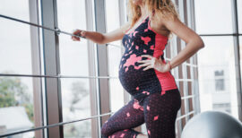 femme enceinte en salle de sport