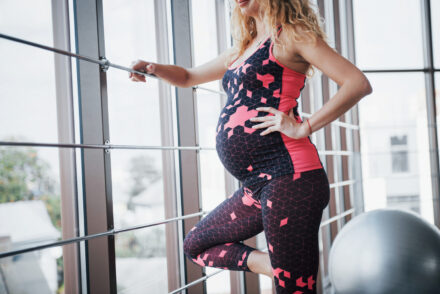 femme enceinte en salle de sport