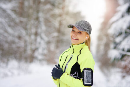 femme sportive en hiver, se préparant pour son summer body