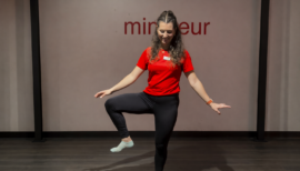 coach wellness faisant des exercices de mobilité des hanches