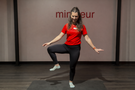 coach wellness faisant des exercices de mobilité des hanches
