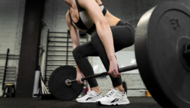 femme réalisant un soulevé de terre