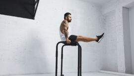 homme faisant des dips